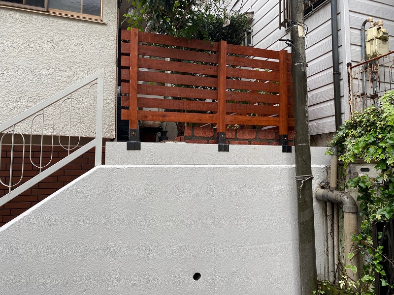 花壇のリフォーム、破損してしまったブロックの積み替えと共にウッドフェンスの新設（東京都大田区） 施工後