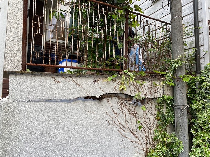 花壇のリフォーム、破損してしまったブロックの積み替えと共にウッドフェンスの新設（東京都大田区） 施工前